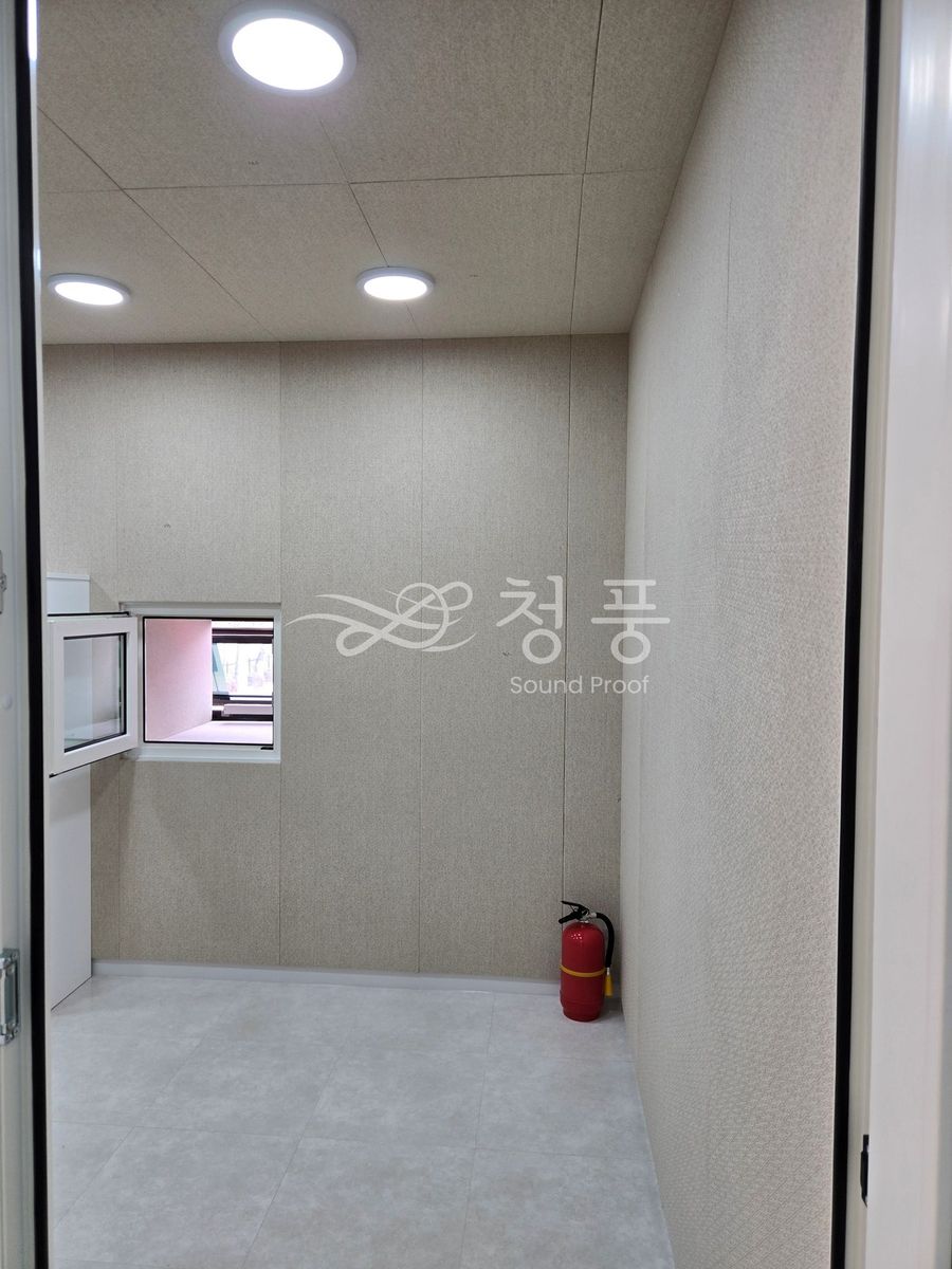 완공된 레슨실. 벽과 천장은 패브릭 흡음재 25T, 바닥은 카펫입니다.
