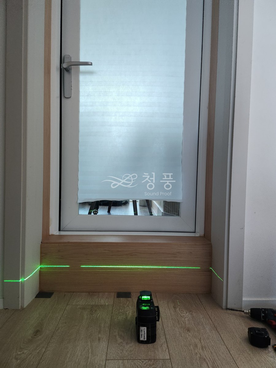 레이저 수평 레벨기로 바닥과 문틀의 기준을 먼저 잡습니다.