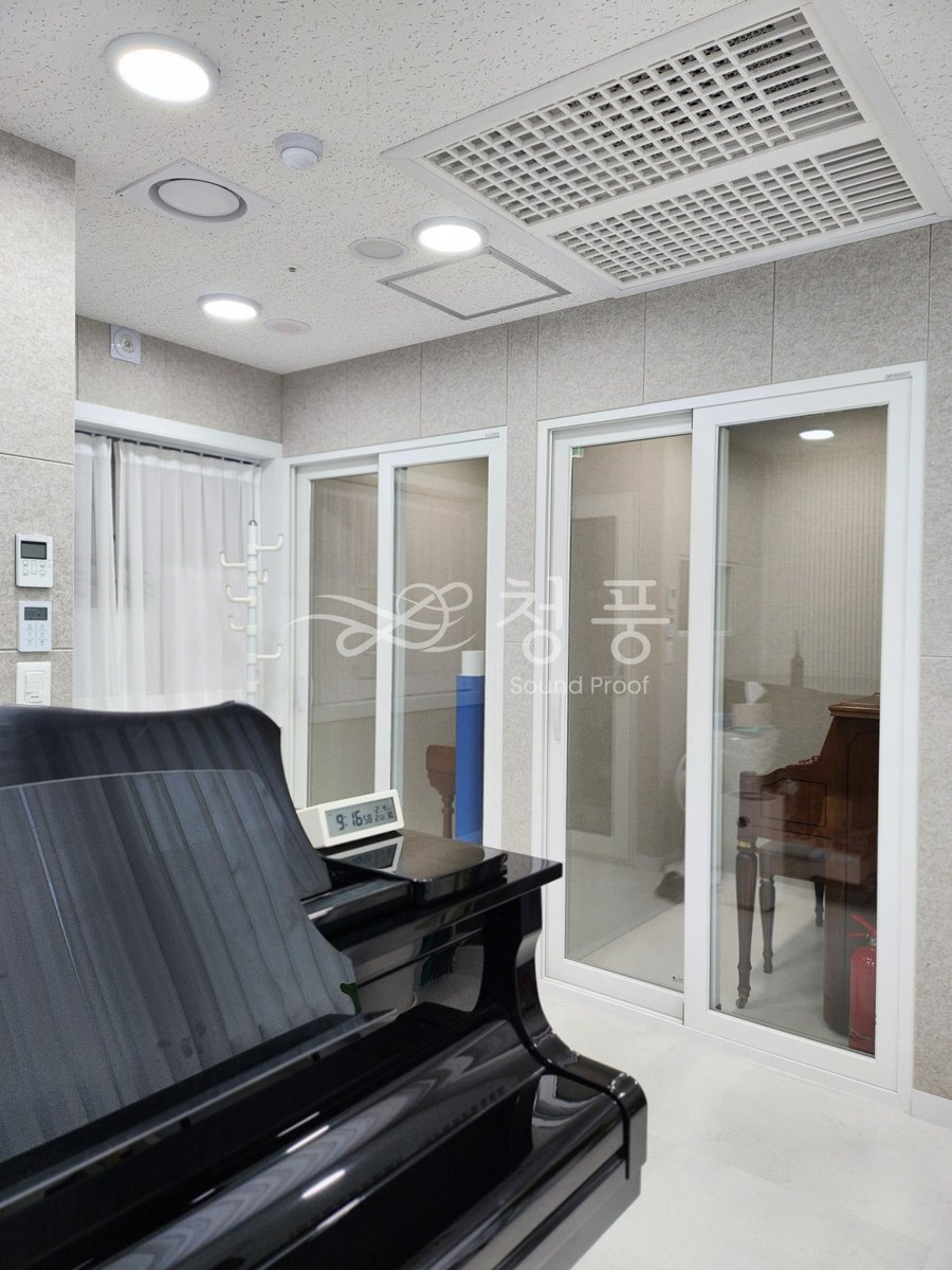 완공된 홀에서 본 레슨실 방음시창.